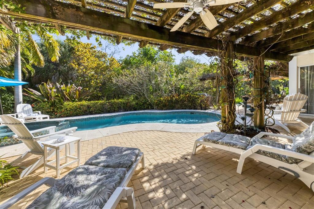 ISLAND CEDARS - Residential