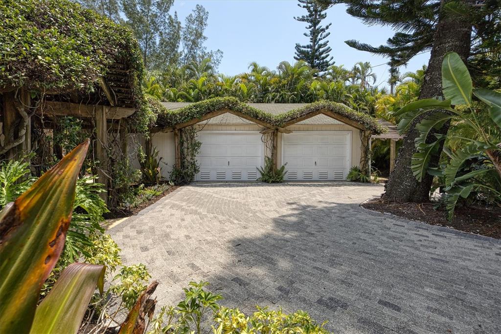 ISLAND CEDARS - Residential