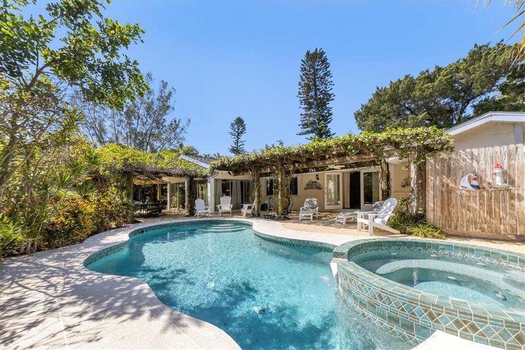 ISLAND CEDARS - Residential