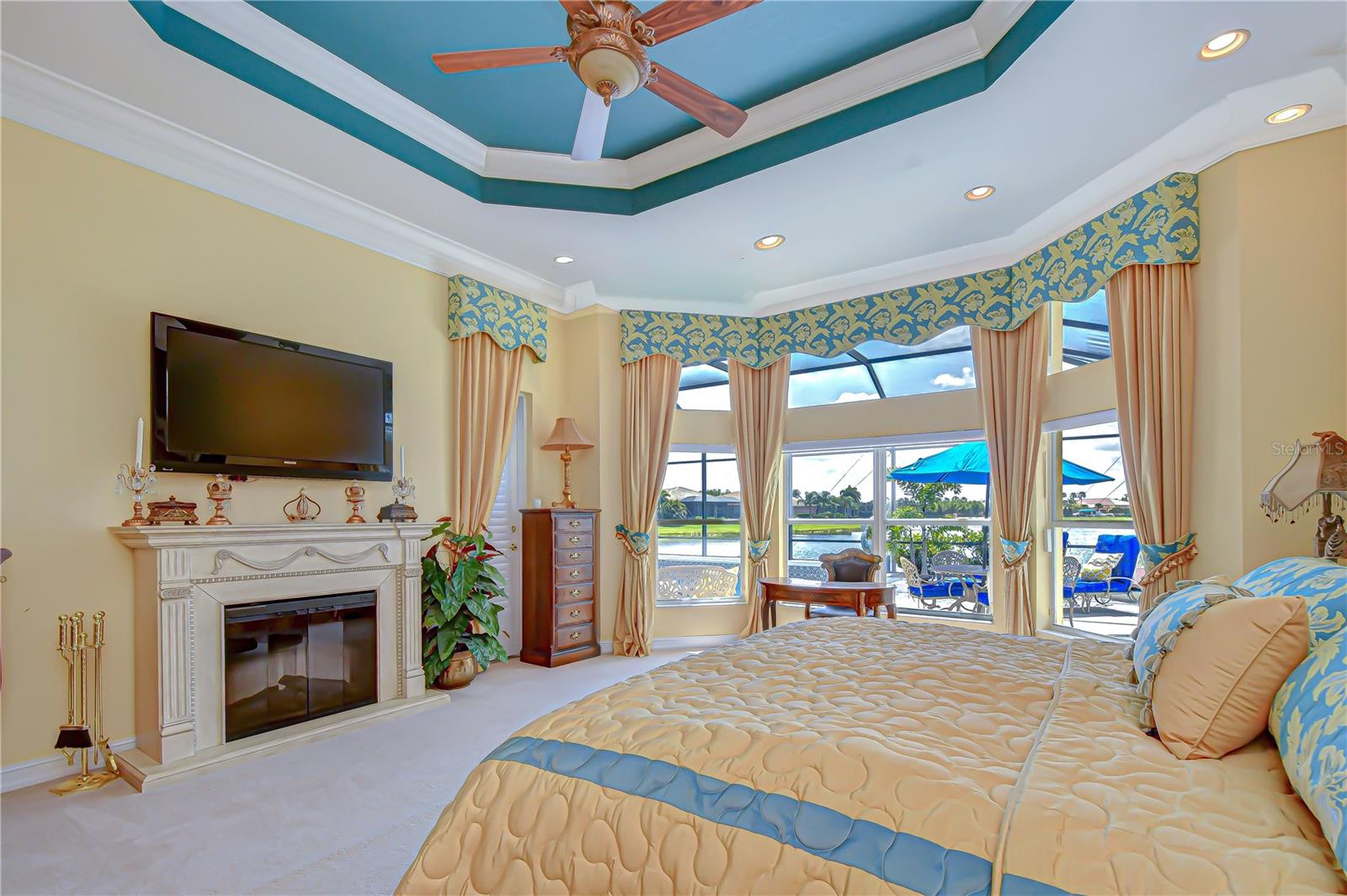 VALENCIA LAKES - Residential