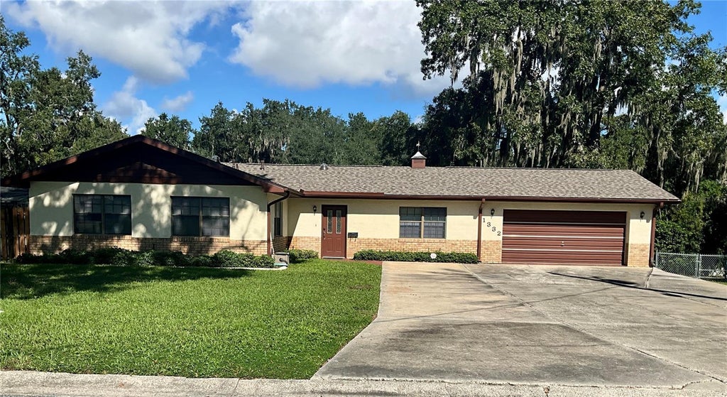 Photo of 1332 Lee Court, Leesburg, FL 34748 (MLS # G5117718)