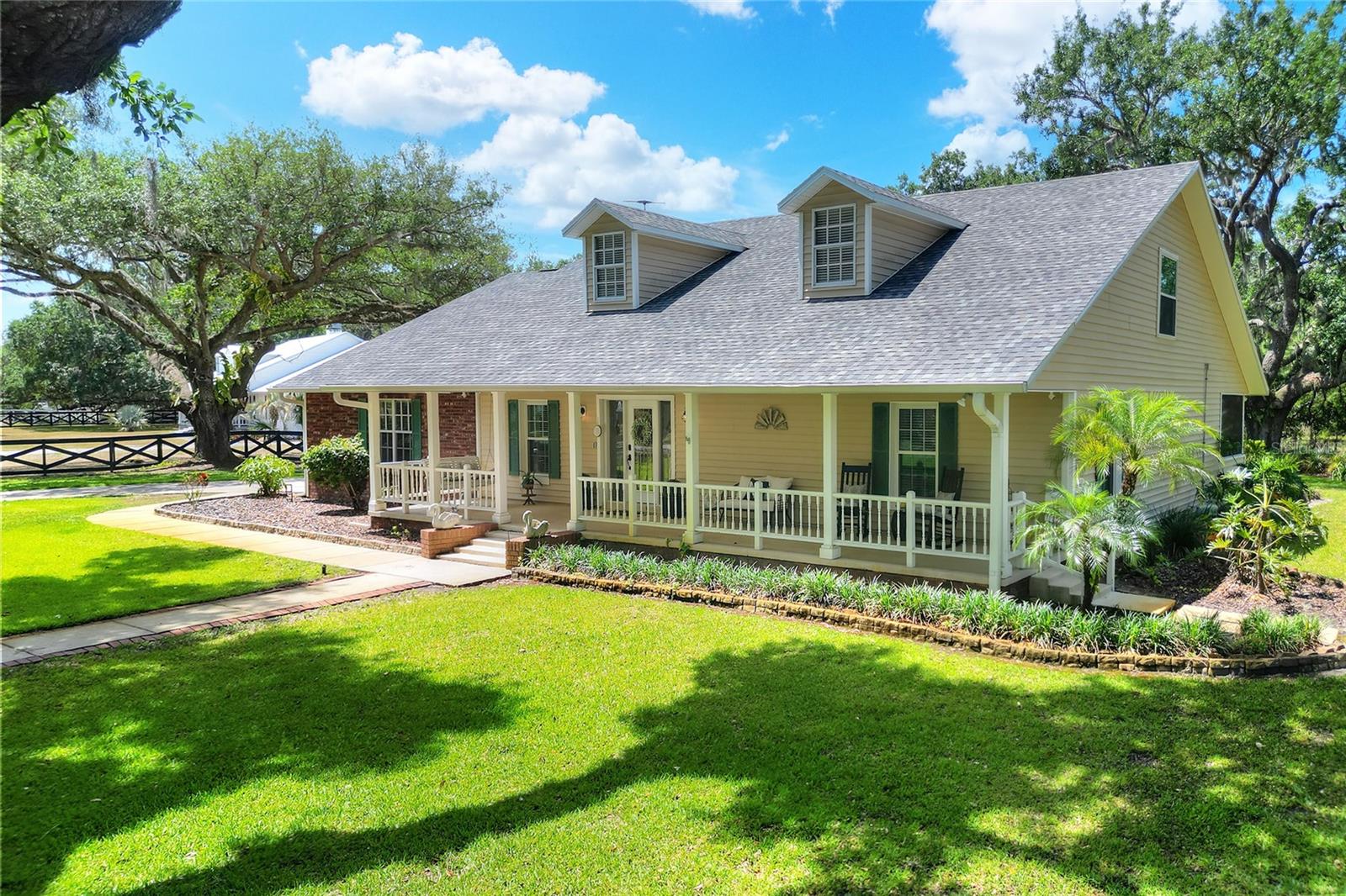 930 COUNTRY OAKS LANE