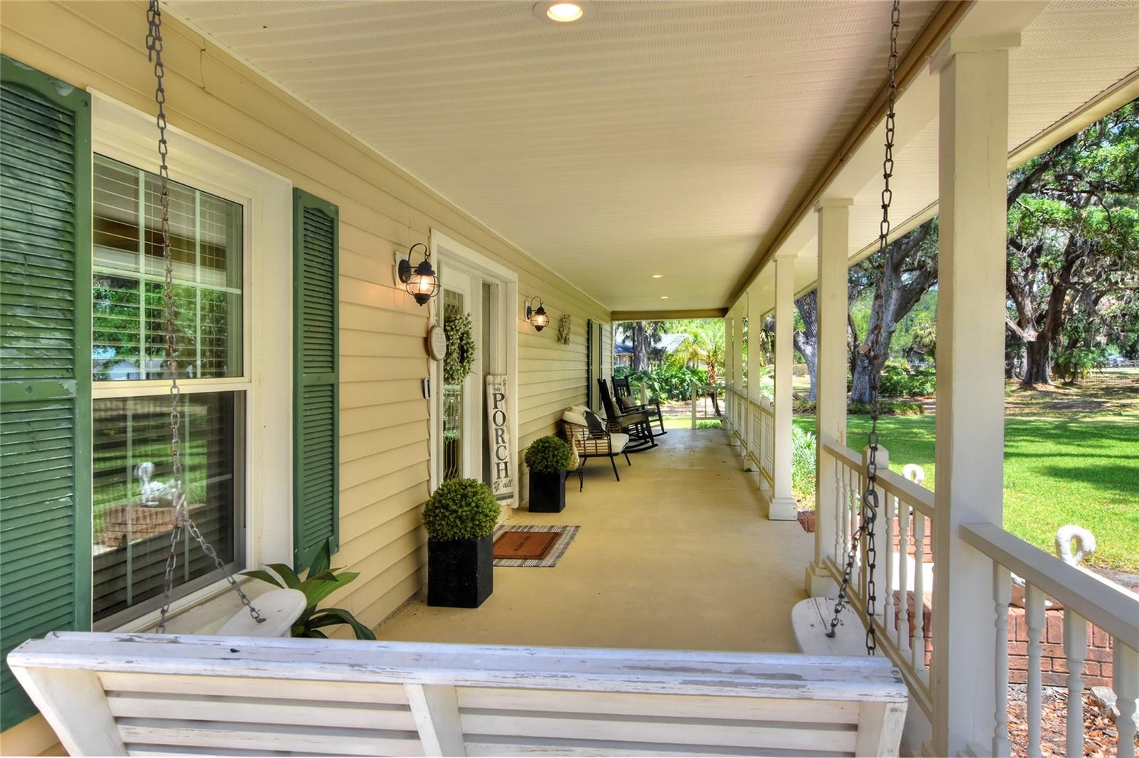 930 COUNTRY OAKS LANE
