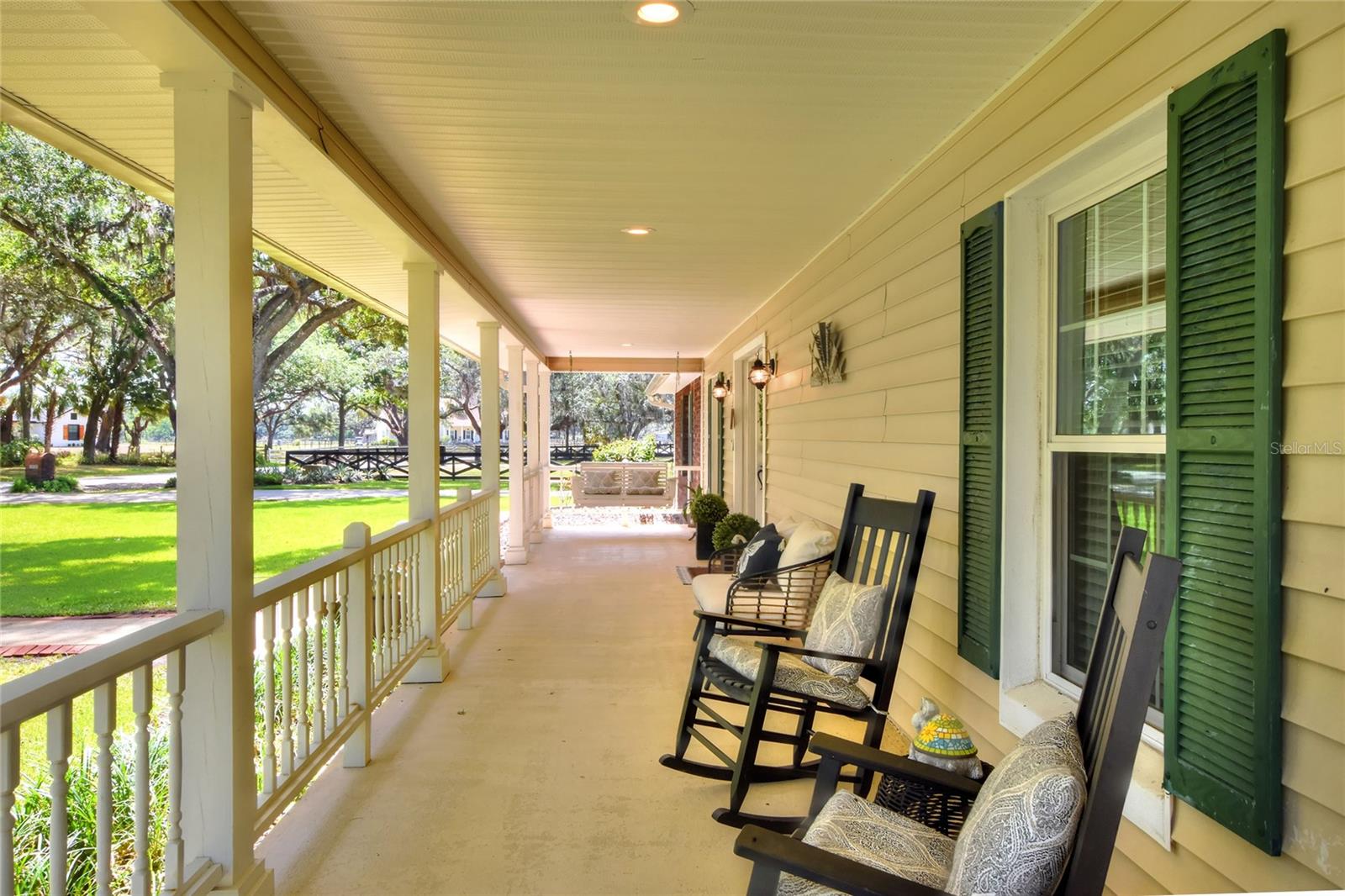 930 COUNTRY OAKS LANE