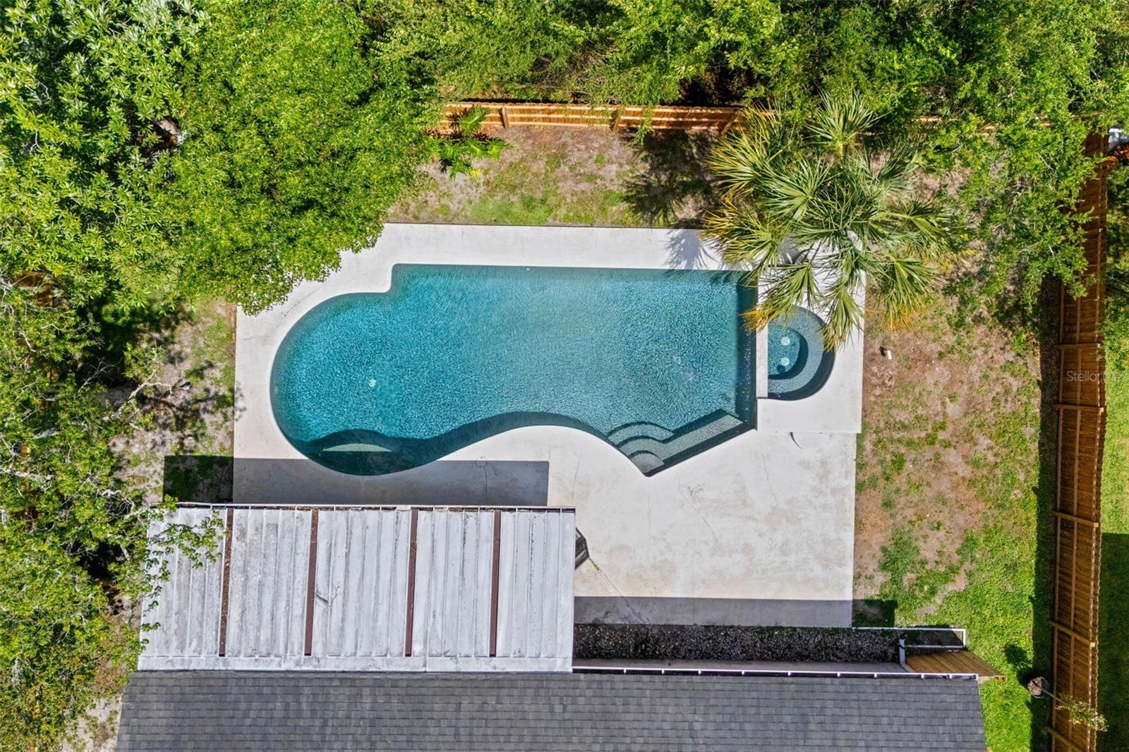 877 BENCHWOOD DRIVE