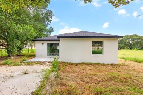 A home in LAKE WALES