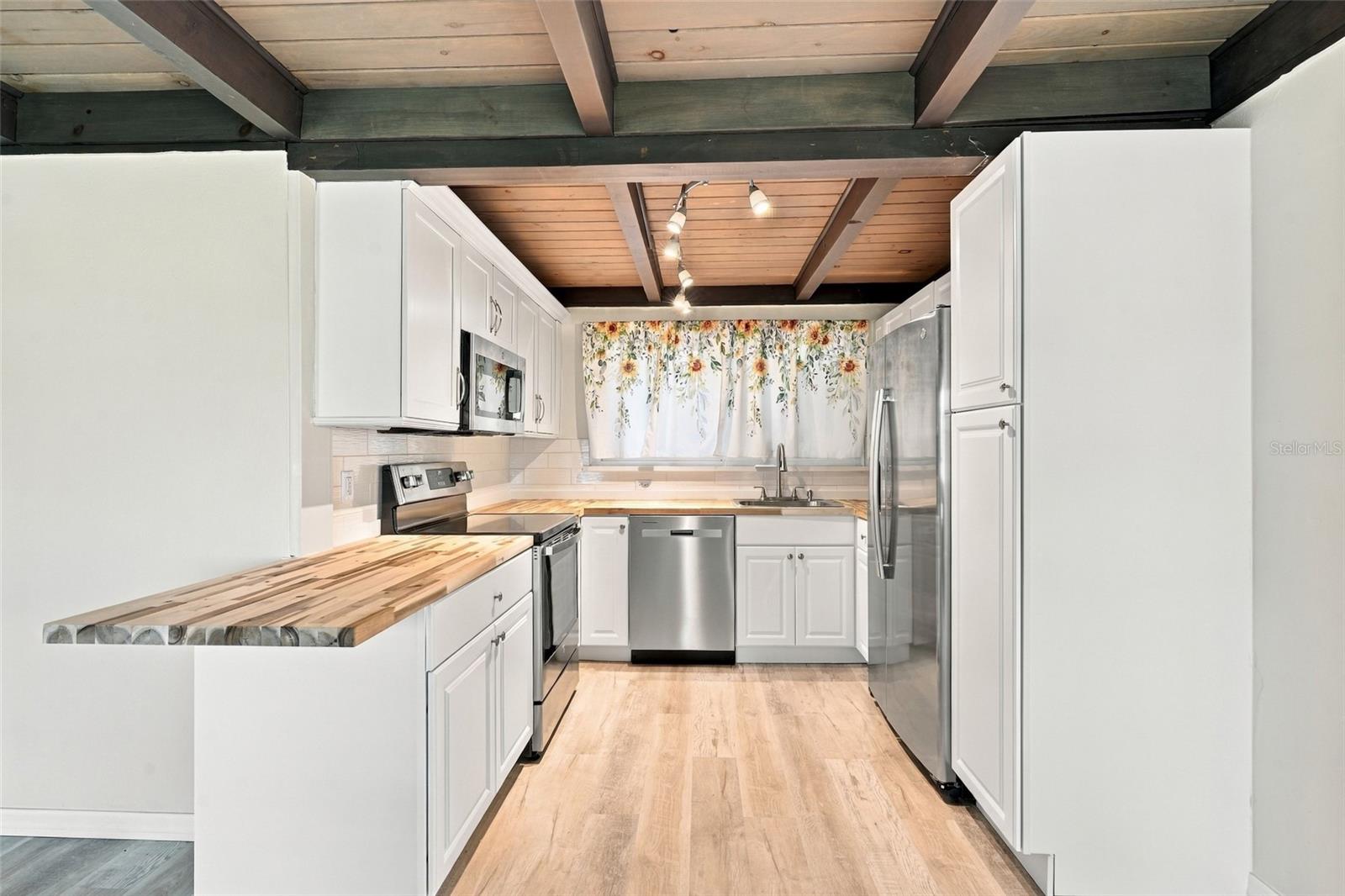 1305 ROCKY CREEK LANE