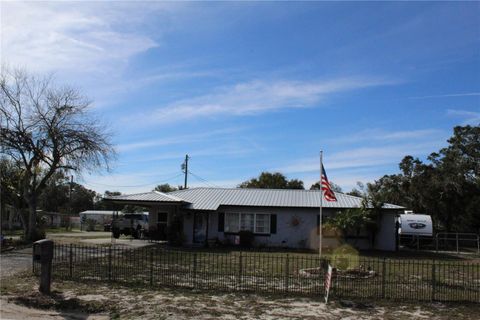 A home in LAKE WALES