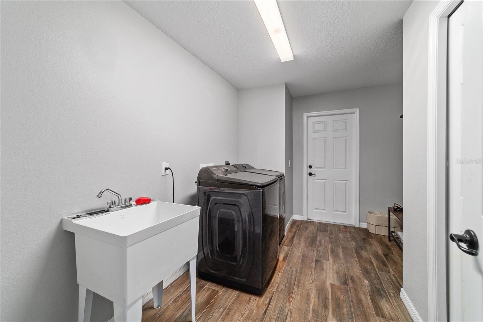 SMITH LAKE ESTATE - Residential