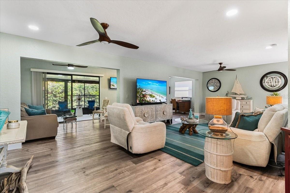 286 LAUREL HOLLOW DRIVE