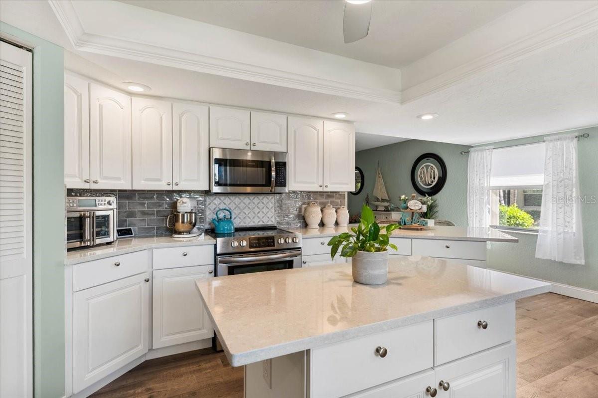 LAUREL HOLLOW - Residential