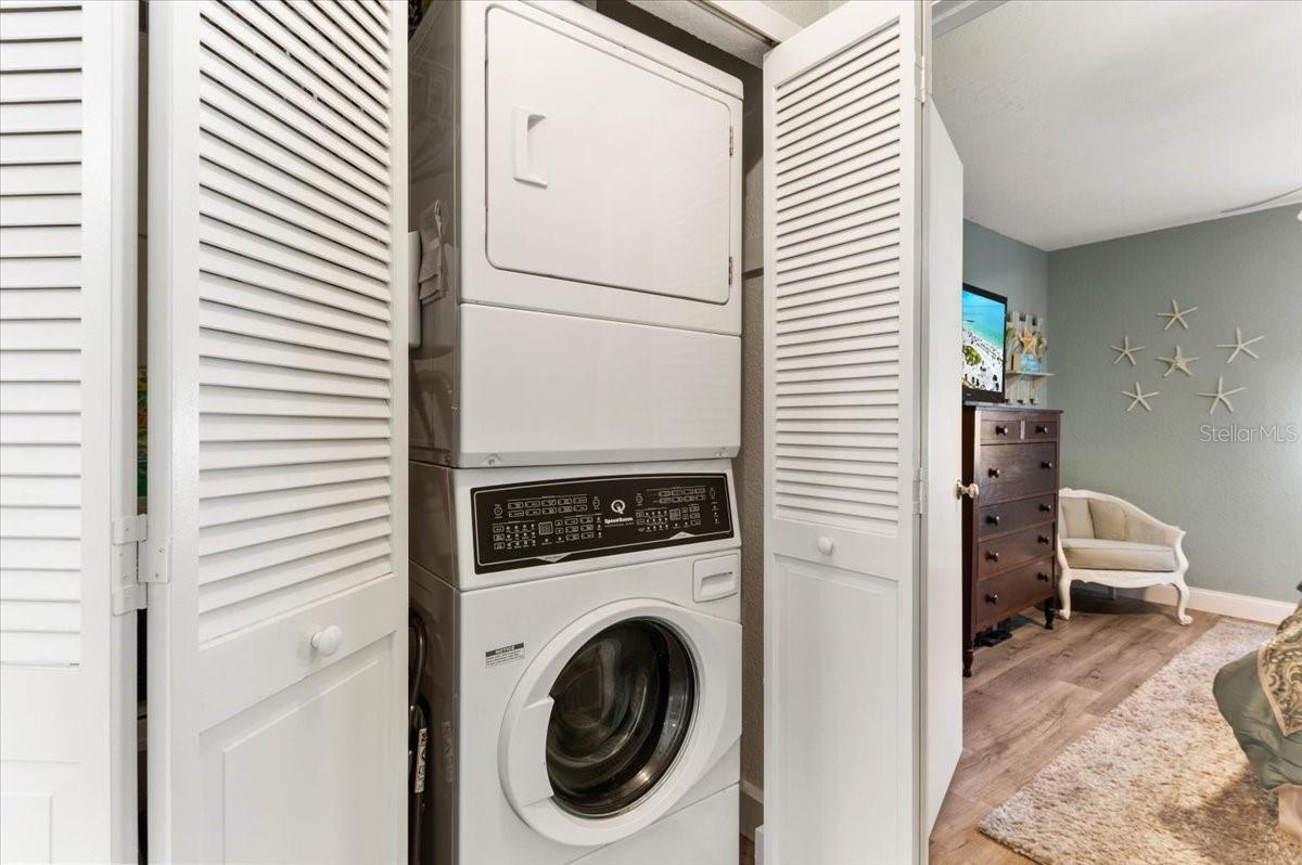 LAUREL HOLLOW - Residential