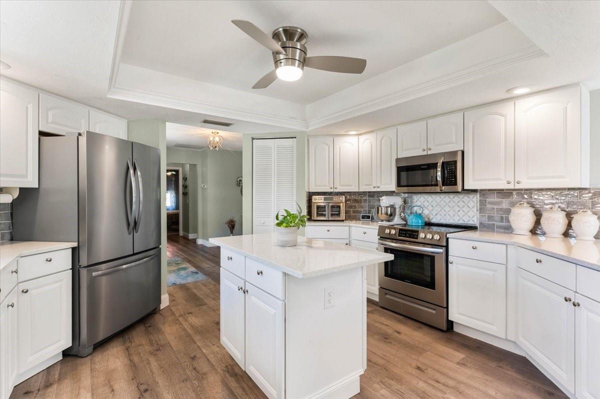 LAUREL HOLLOW - Residential