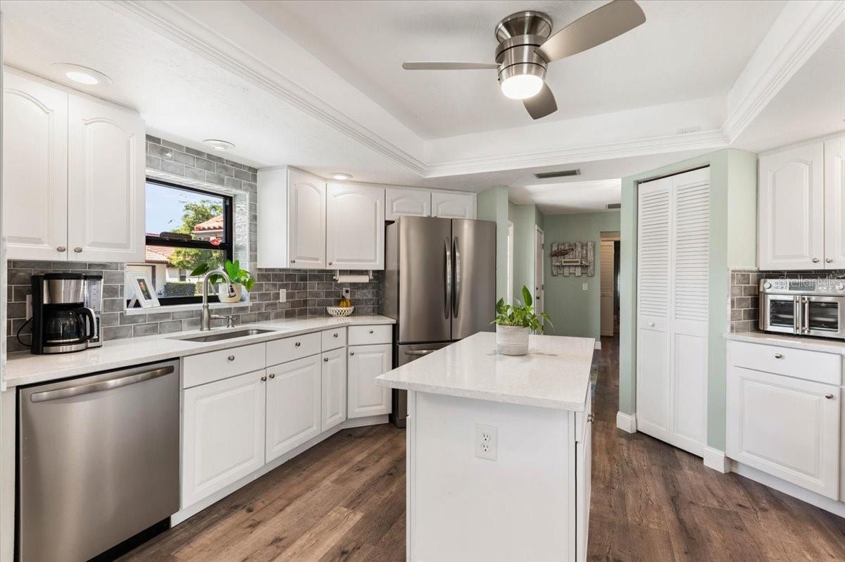 LAUREL HOLLOW - Residential