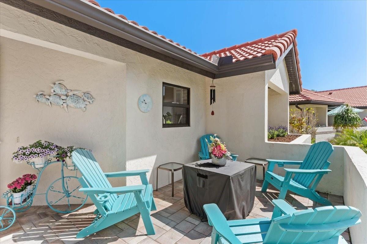 286 LAUREL HOLLOW DRIVE