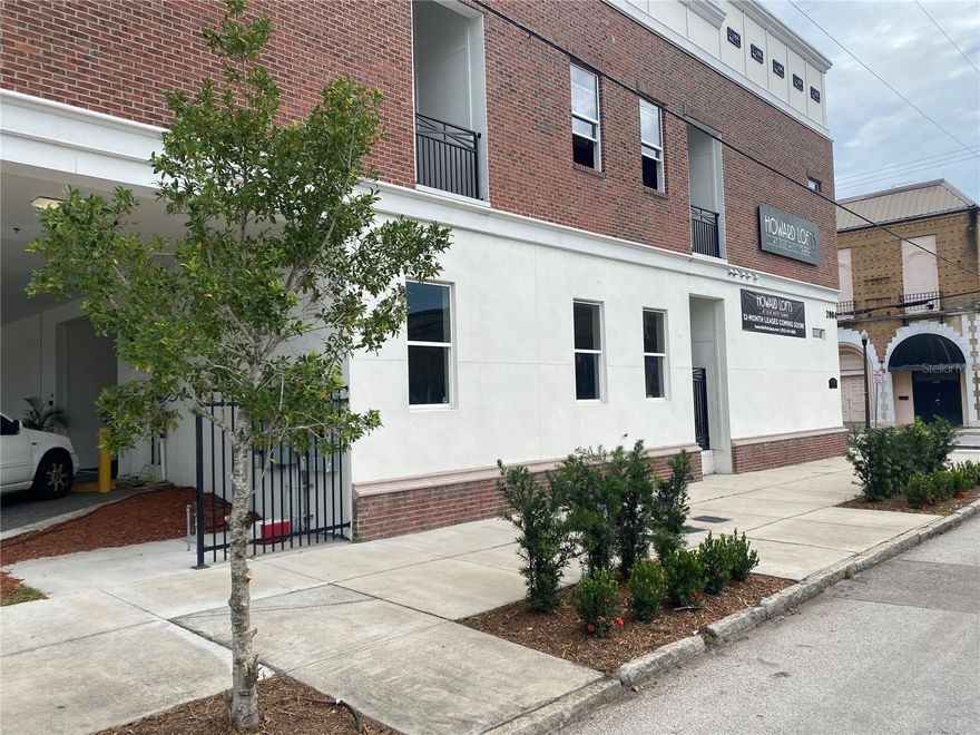 Spacious and newly renovated studio lofts with 12 FT CEILINGS located in a dynamic neighborhood within very close proximity to all Tampa has to give (can fit TWO QUEEN BEDS). This property has brand new quartz countertops, updated bathrooms, optional reserved parking, and is under all new management. Take your apartment living experience to the next level when you choose Howard Lofts. Contact us today to reserve your spot! Pictures represent ALL 4 unit types. This listing is for Unit A2.

Lease Term of 6-8 months: +$200/mo
Lease Term of 9-11 months: +$150/mo