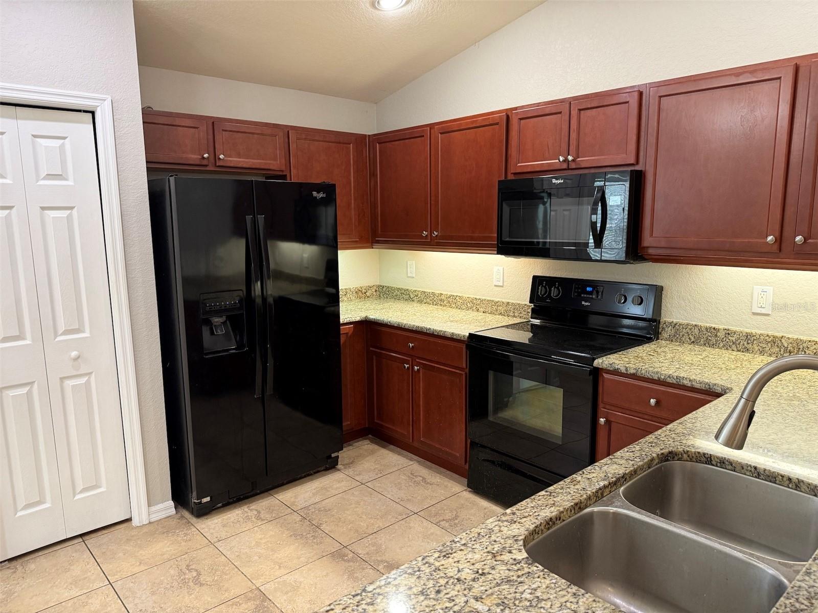 COUNTRY CLUB ESTATES - Residential