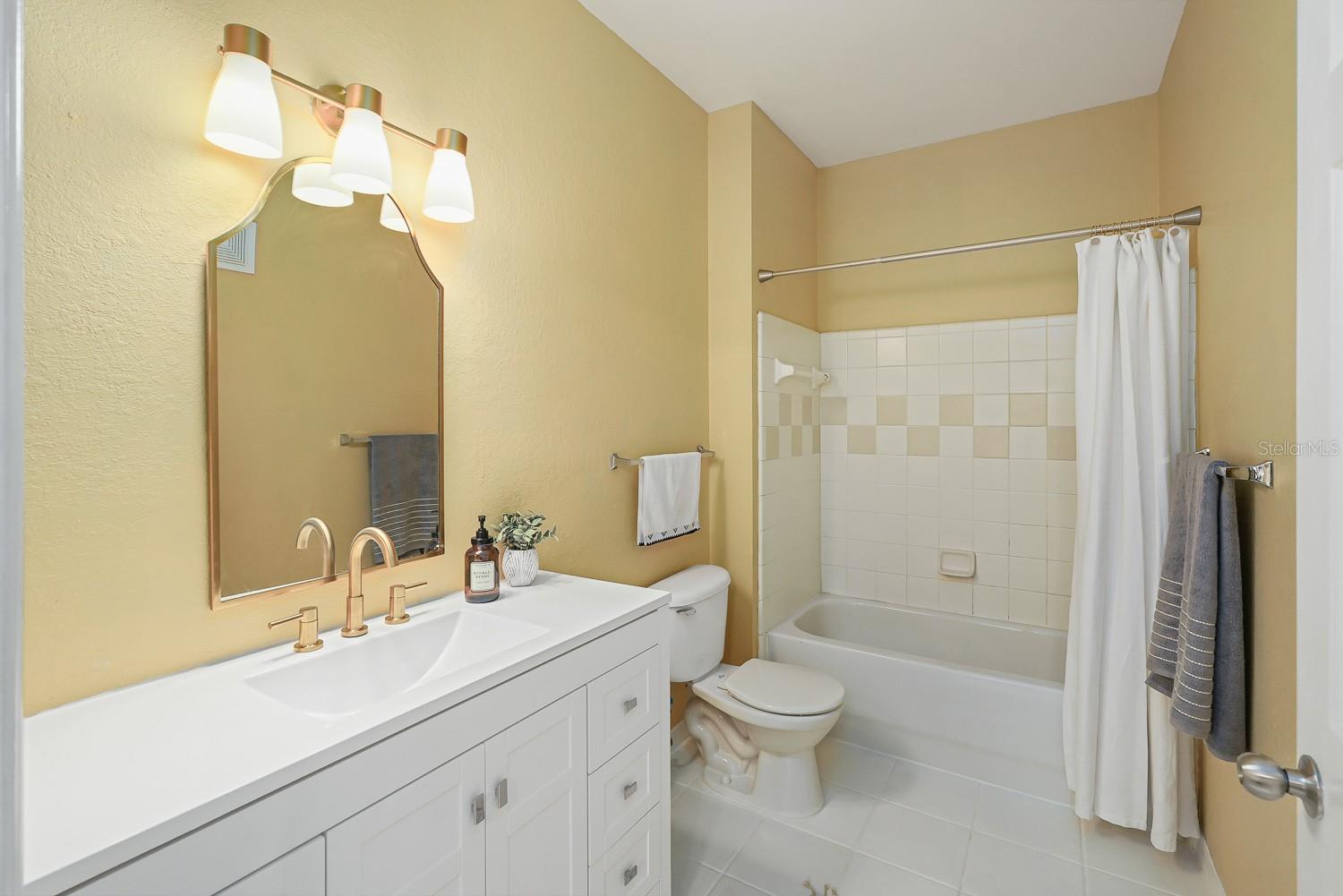 ADMIRALS WALK - Residential