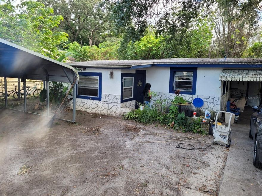 HANDYMAN/INVESTOR OPPORTUNITY! This 3-bedrooms and 2-bathroom home awaits your skilled touch and TLC. No HOA. House is located minutes from the downtown area, hospital, Bus terminal, dining, and more. Whether you're seeking to create your dream home or looking for a savvy investment, this opportunity is not to be missed!