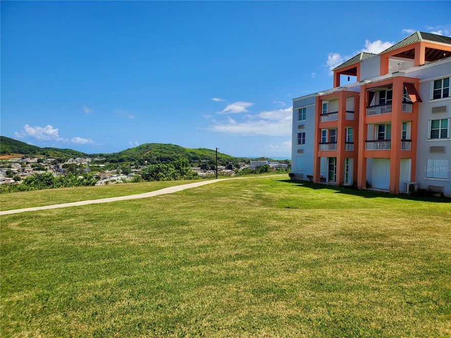 Modern garden apartment for rent in Las Lomas, Fajardo, Puerto Rico. This first-floor unit (no stairs) features 3 bedrooms, 2 bathrooms, living room, dining area, kitchen, laundry area, balcony, and walk-in closet in the primary bedroom. The apartment includes 2 assigned parking spaces.

Las Lomas is conveniently located near Las Croabas, El Conquistador Resort, marinas, beaches, restaurants, supermarkets, and provides easy access to main roads, Ceiba Ferry Terminal, and Río Grande. Ideal for those looking for a long-term rental in the east side of Puerto Rico.