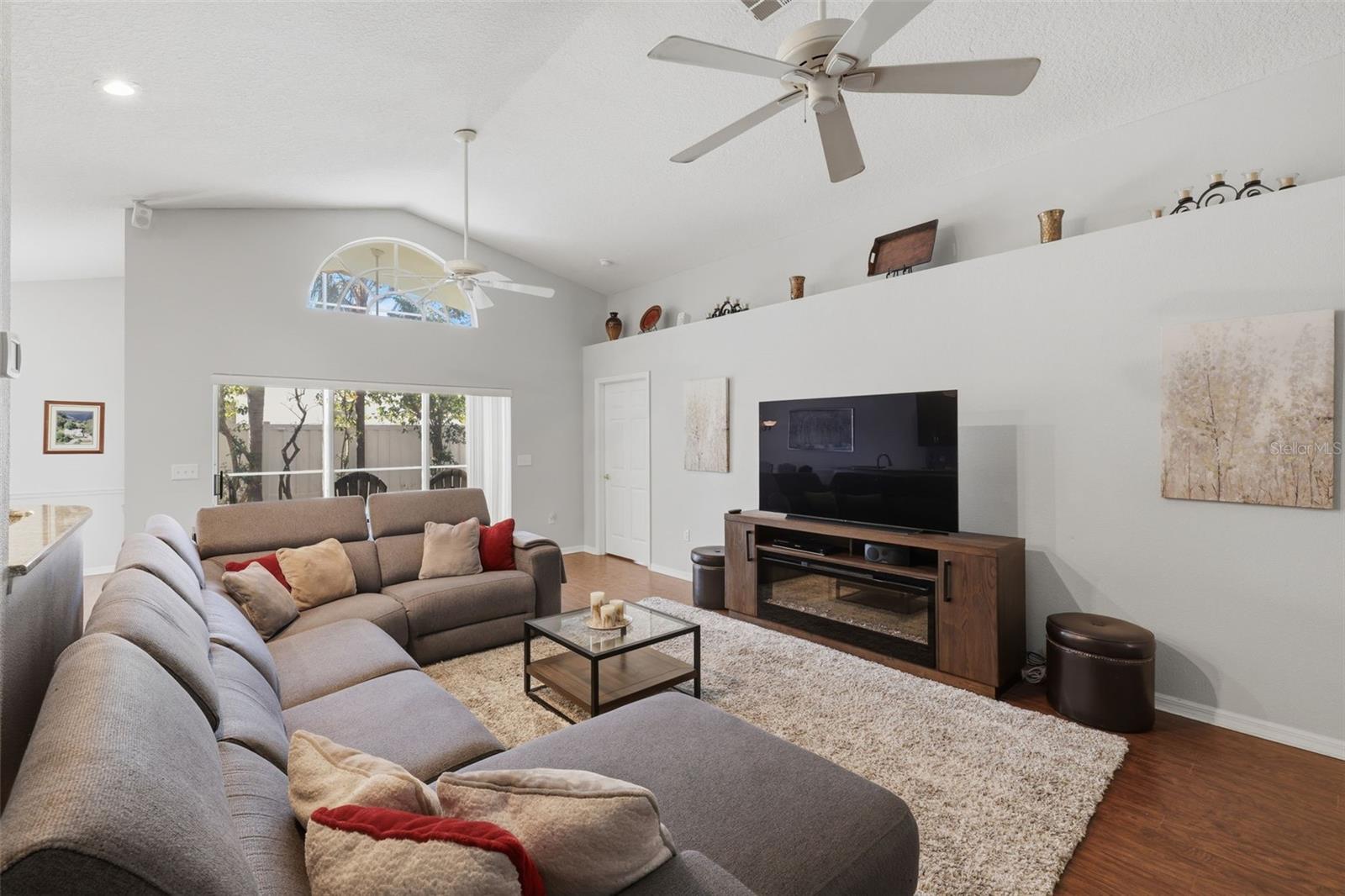 HUNTERS LAKE PH 01 - Residential