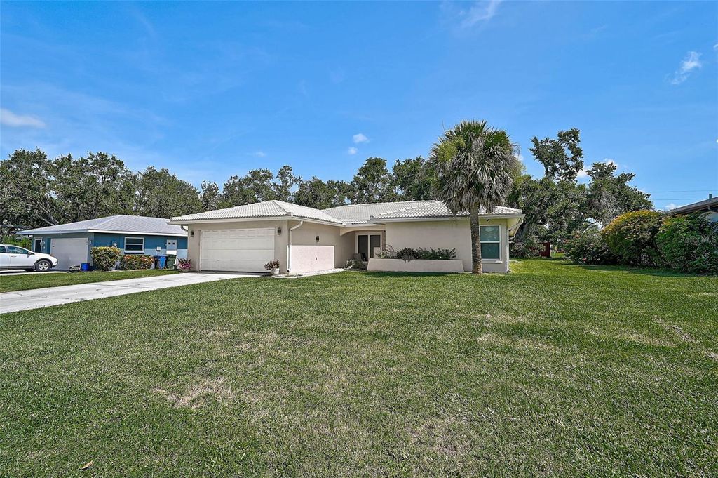 Photo of 903 E Shannon Court, Venice, FL 34293 (MLS # N6139486)