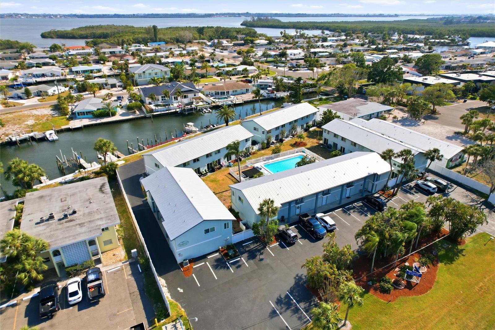 TOWNHOUSES IN THE CAY - Residential
