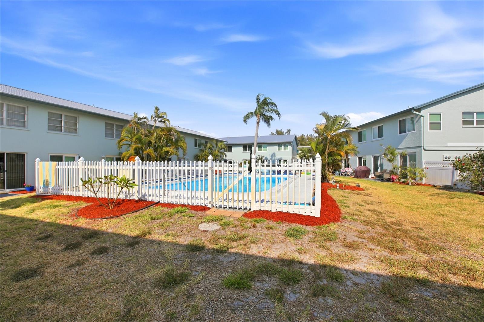 TOWNHOUSES IN THE CAY - Residential