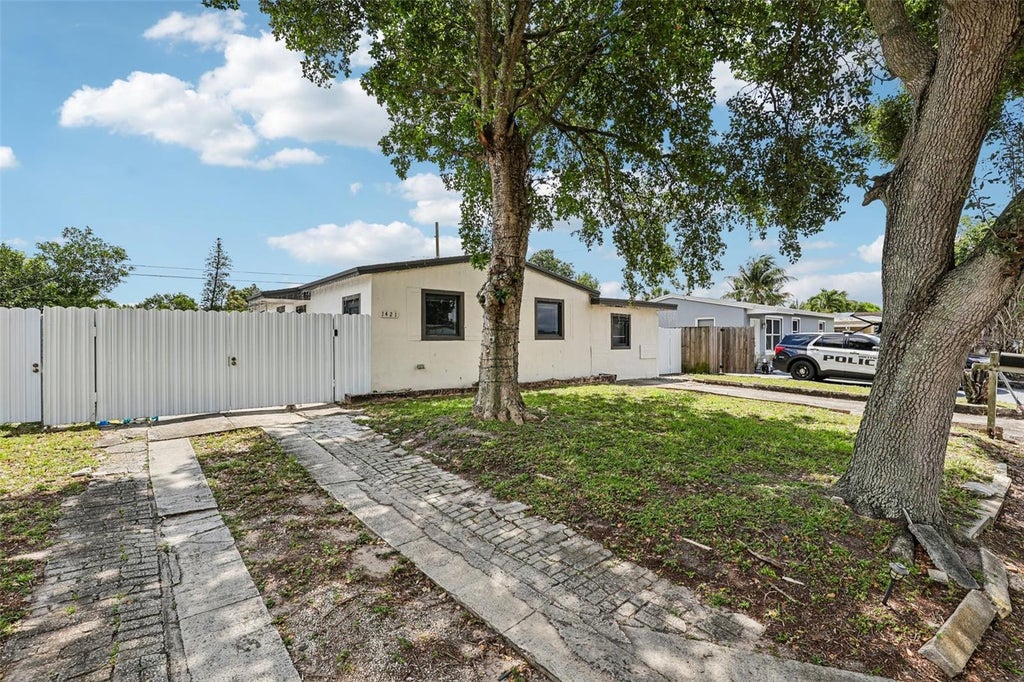 Photo of 1421 N 68th Terrace, Hollywood, FL 33024 (MLS # O6443238)
