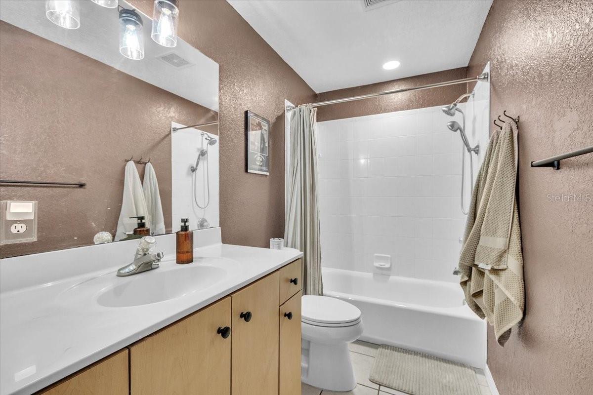 VOSS OAKS - Residential