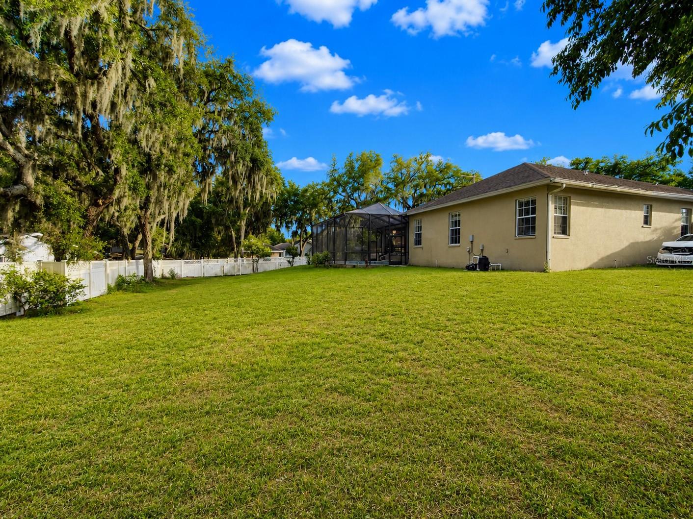 DEESON BY LAKE - Residential