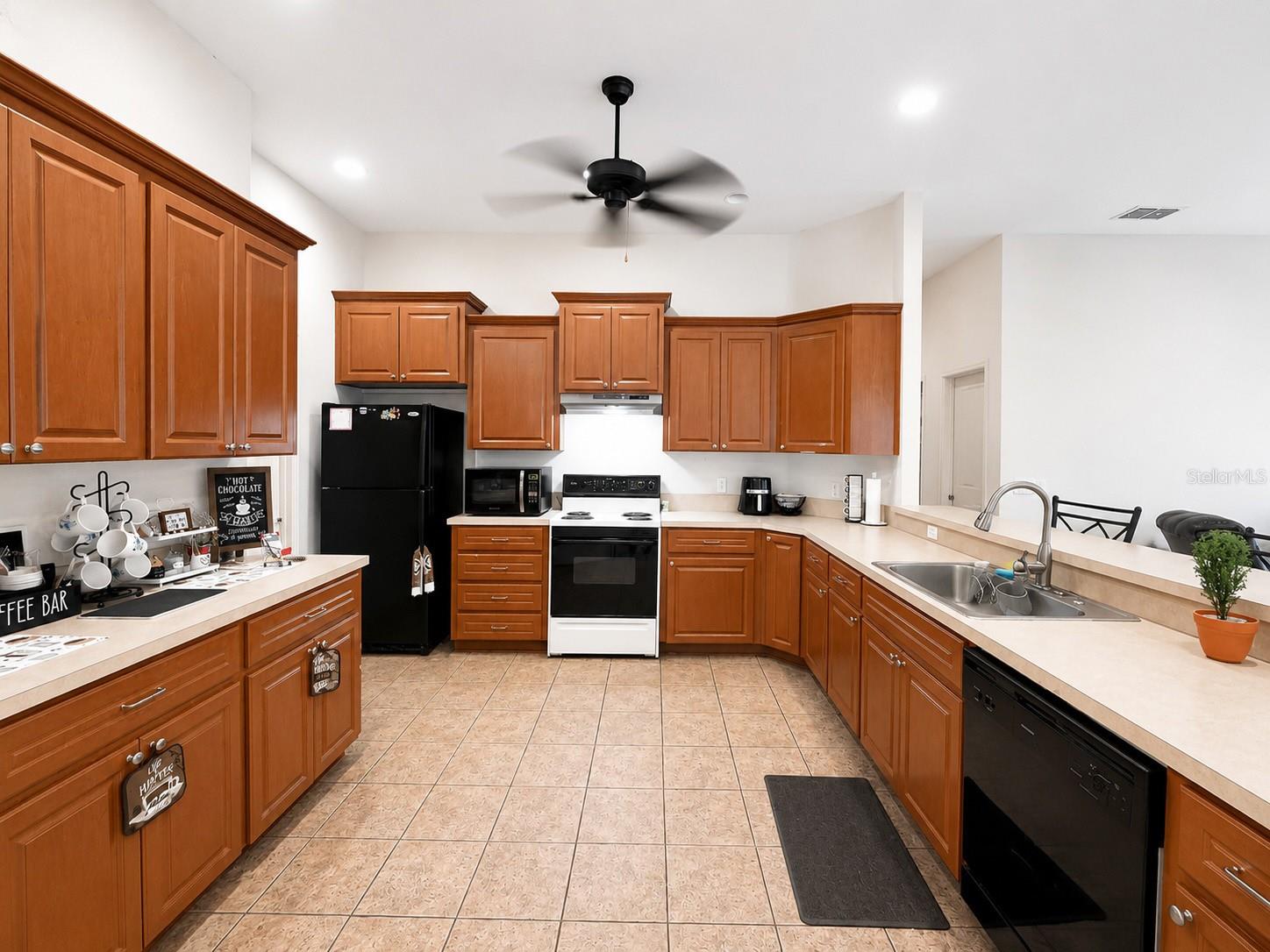 DEESON BY LAKE - Residential