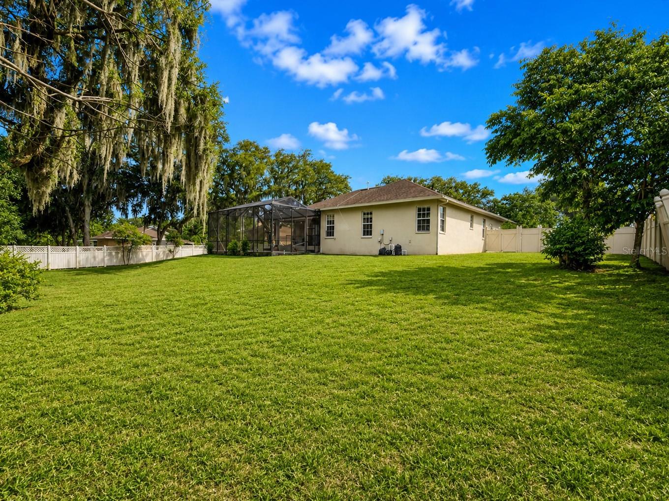 DEESON BY LAKE - Residential