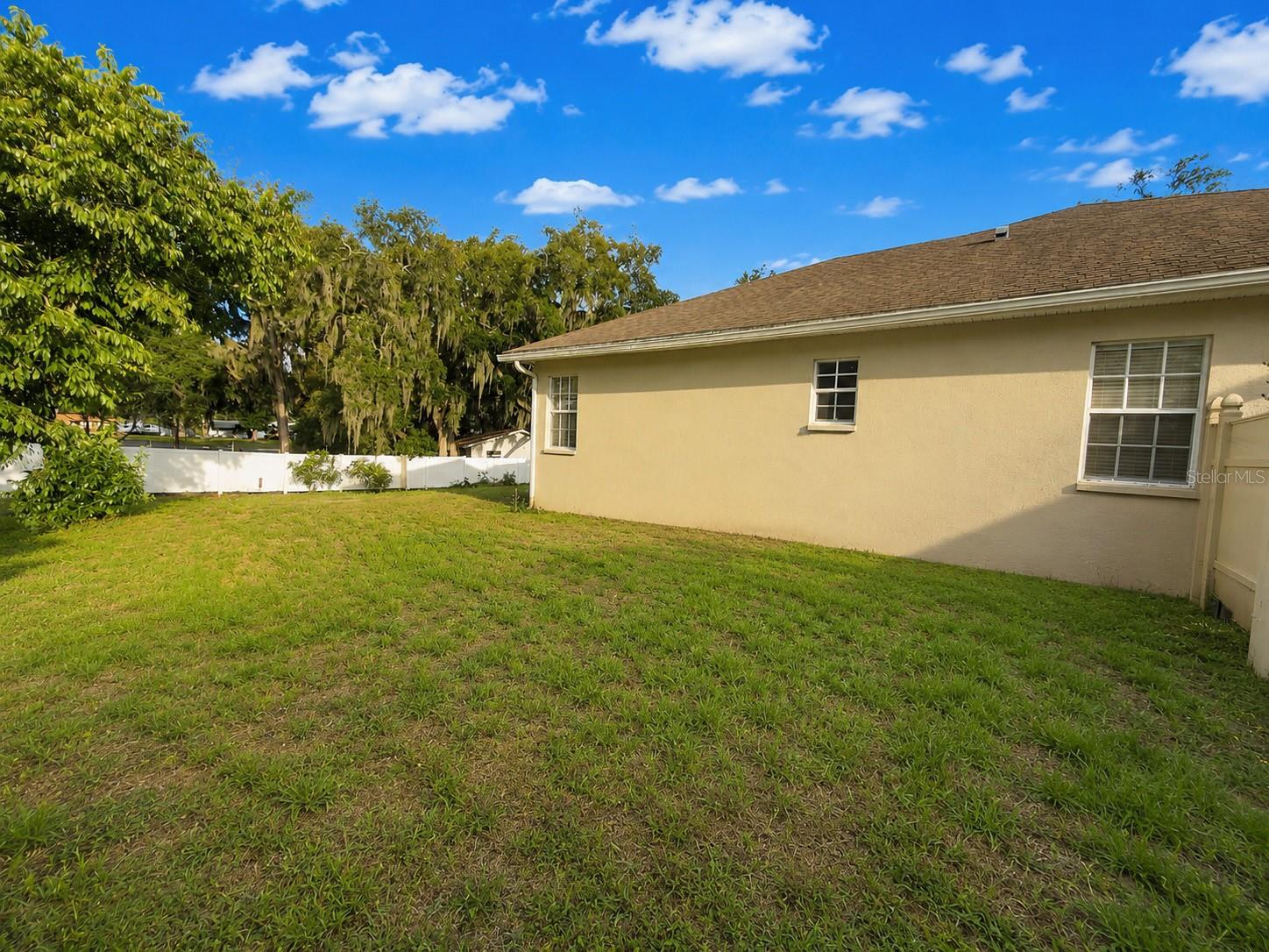 DEESON BY LAKE - Residential