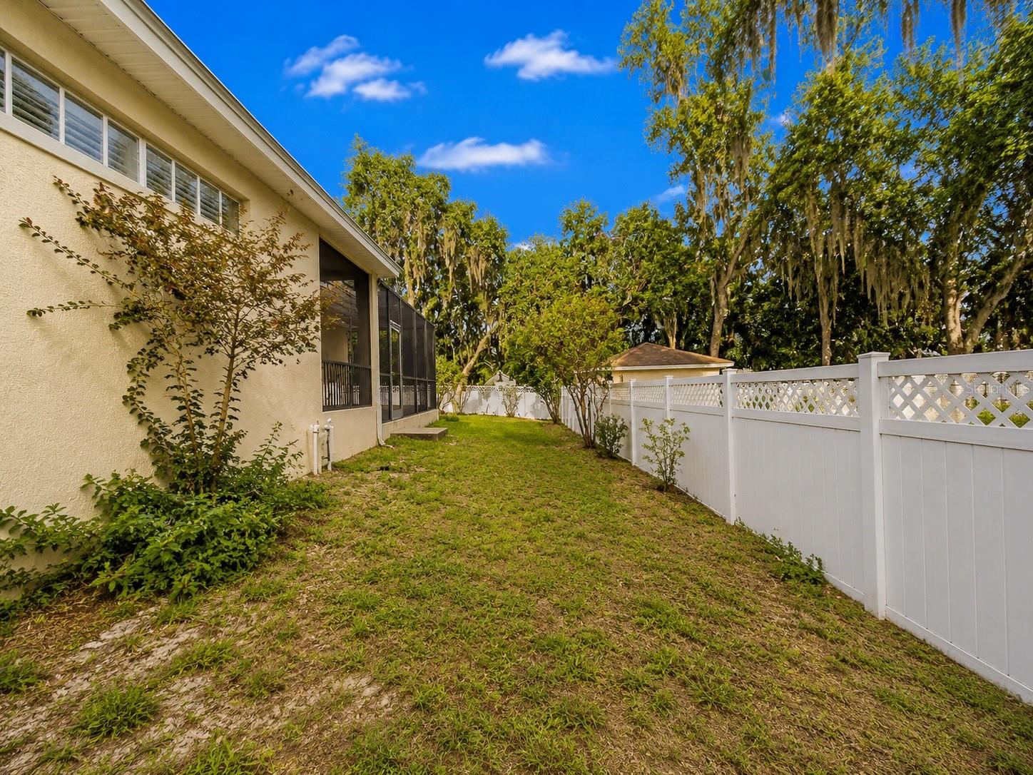 DEESON BY LAKE - Residential