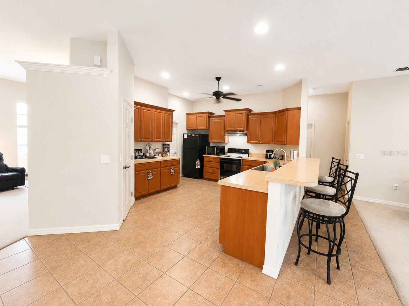 DEESON BY LAKE - Residential
