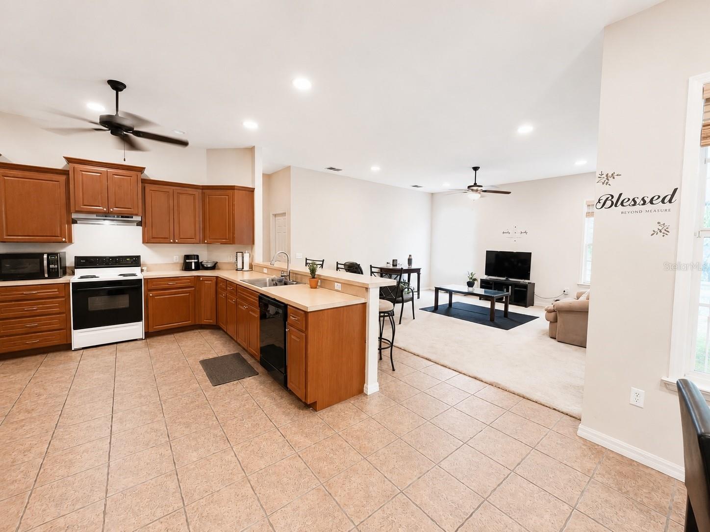 DEESON BY LAKE - Residential