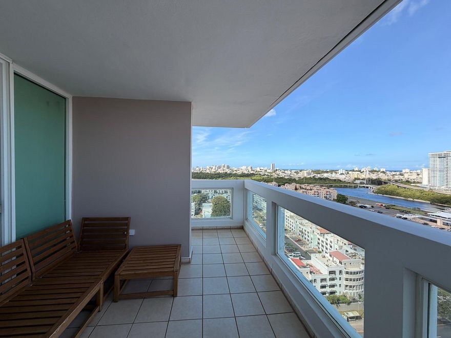 Apartment with an excellent location in the heart of the financial district known as the Golden Mile. Close to shopping centers (Plaza Las Américas), restaurants, and with easy access to the expressway. Features a spectacular view and is fully furnished.