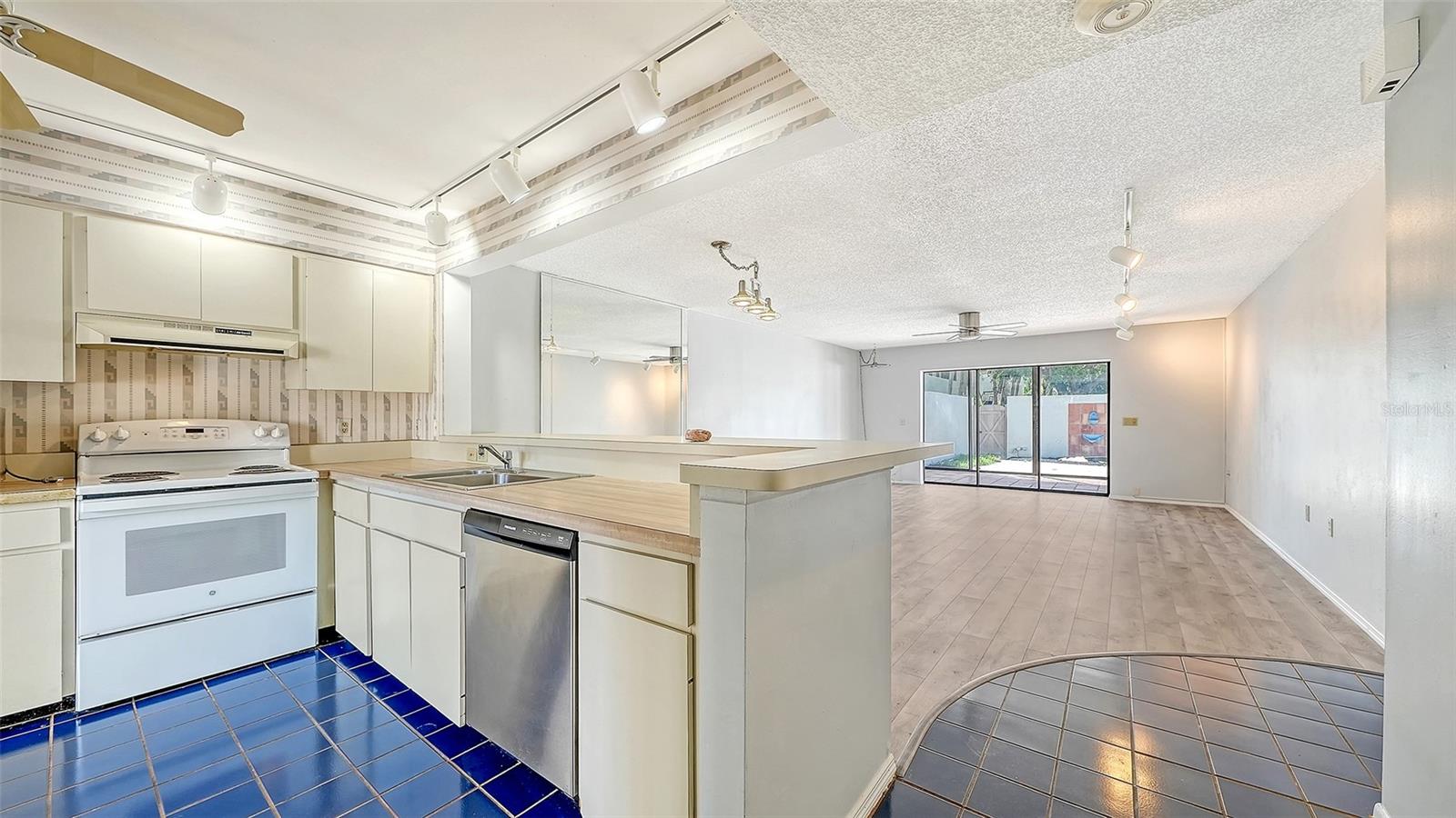 664 WOODLAWN DRIVE