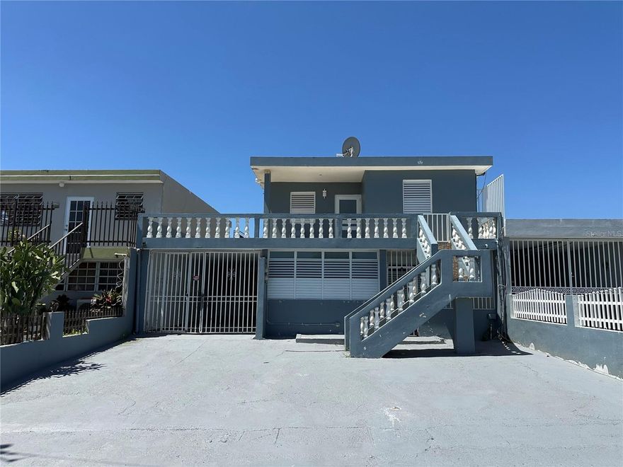 Comfortable ground-level residence featuring 3 bedrooms and 1 bathroom, plus an additional 1-bedroom guest unit. Centrally located in Trujillo Alto, with quick access to Roads 181 and 199, and close to shopping, services, and everyday conveniences.

The main house offers a functional layout and includes a stovetop and parking directly in front of the property. The separate guest unit provides excellent flexibility and may be used as a home office, workspace, or subleased unit, subject to tenant needs.

Situated in a quiet, well-established neighborhood, this property is ideal for those seeking convenience, flexibility, and a practical living arrangement.