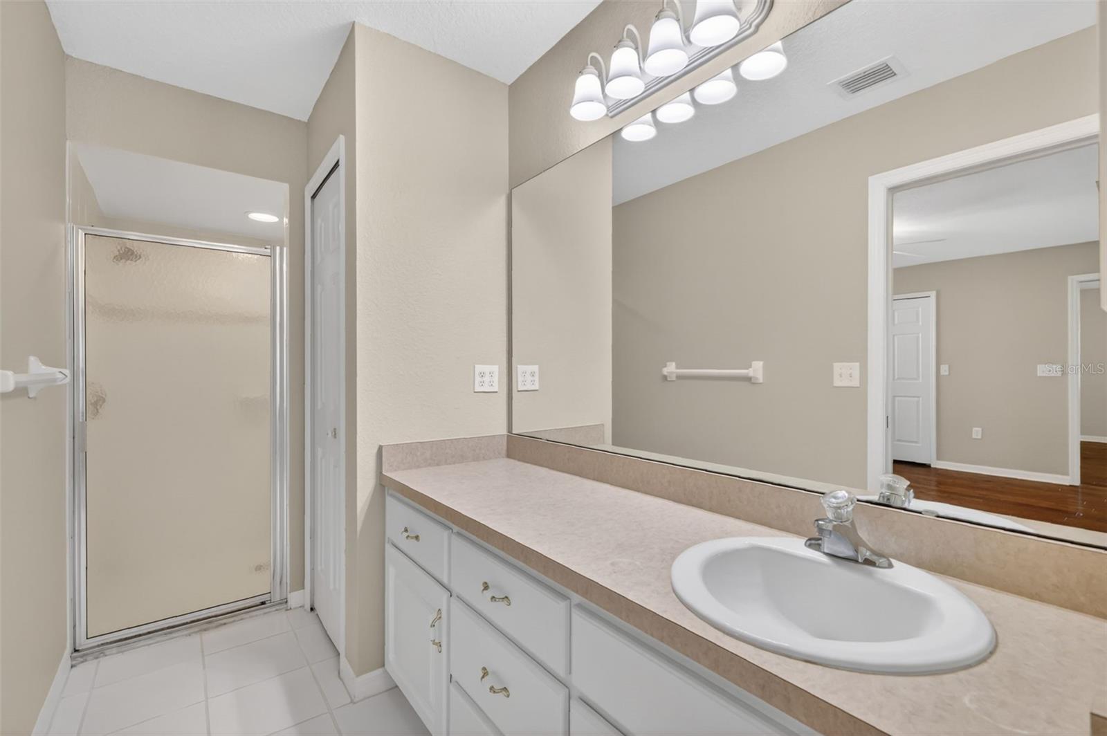 LAKE SAUNDERS POINTE - Residential