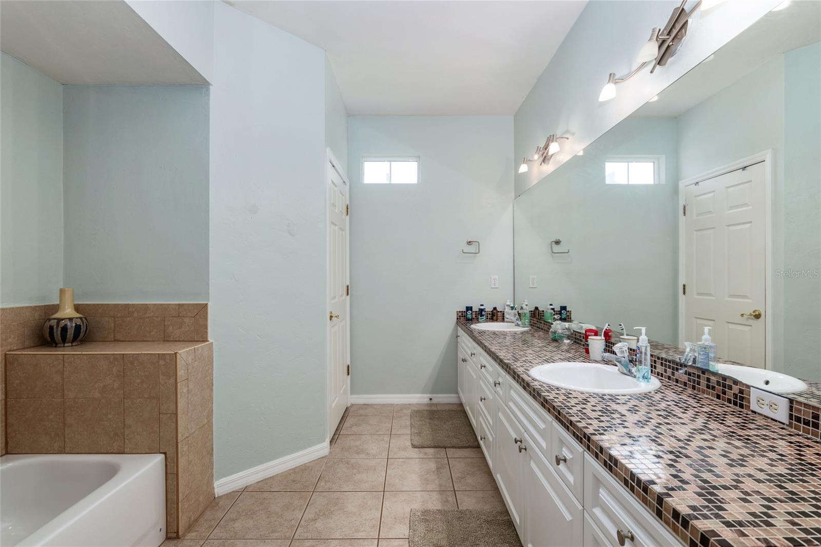 WILLIAMSBURG AT MEADOWBROOK - Residential