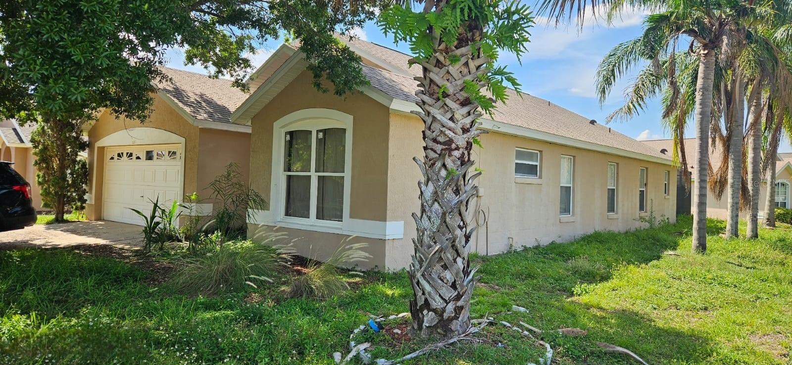 **MOTIVATED SELLER READY TO MAKE A DEAL!!. GREAT LOCATION NEAR THEME PARKS. POOL HOME comes Parcial furnished. Is a beautiful and well-maintained community. Nearby theme parks, attractions, shopping, and restaurants are minutes away and complete the picture of a perfect vacation getaway.