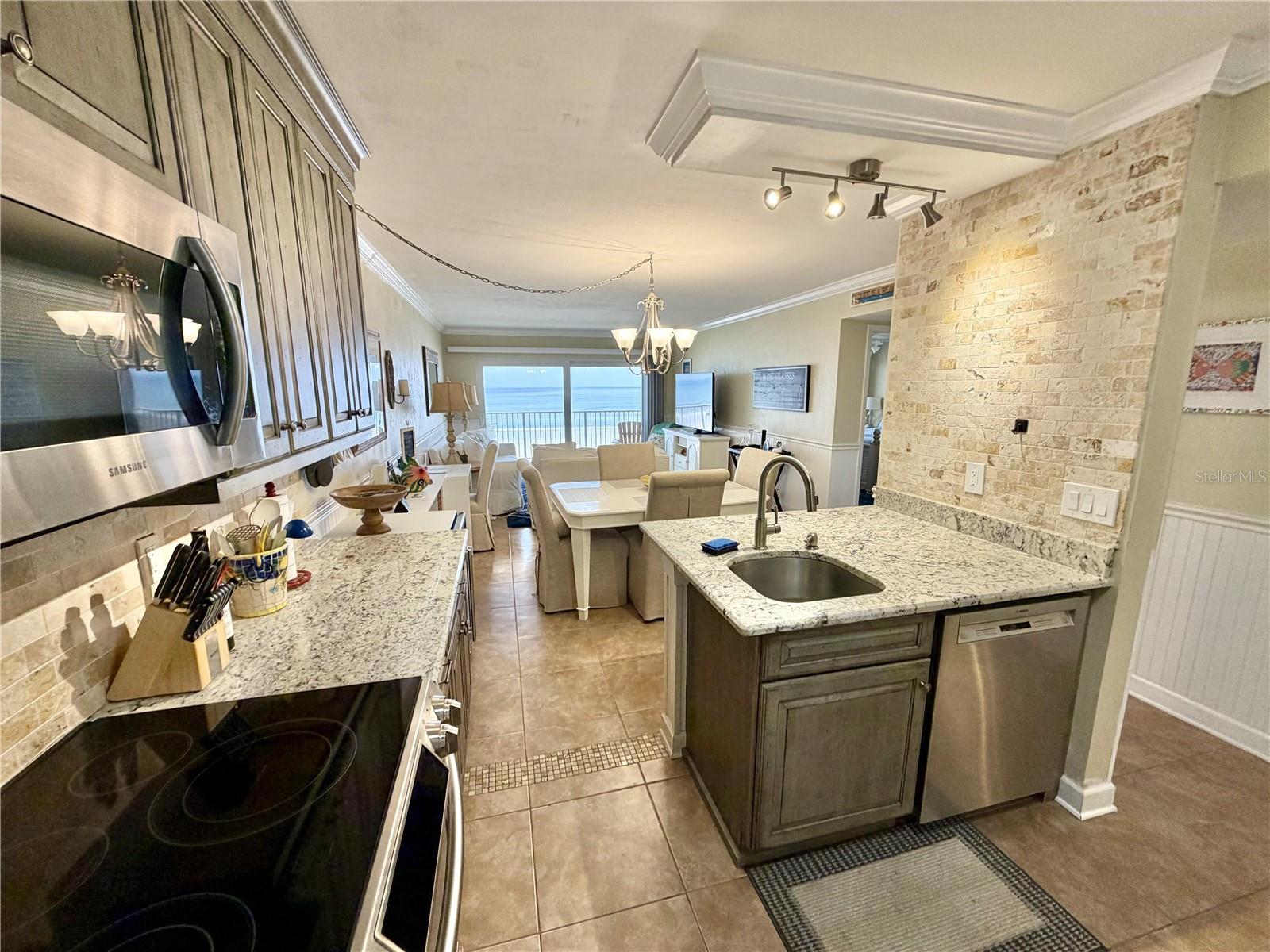 4801 SAXON DR. A 202