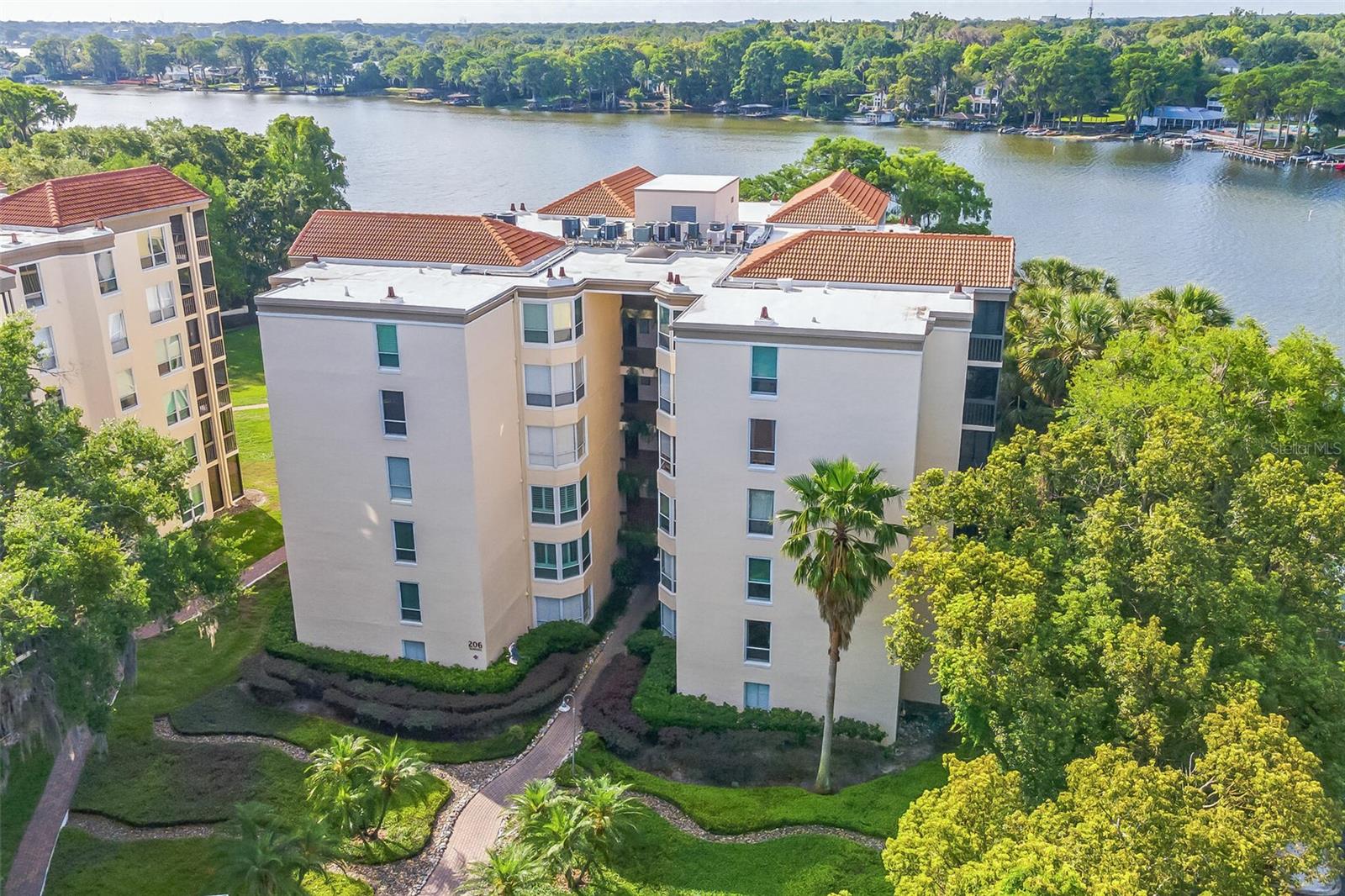 MOORINGS ON LAKE MAITLAND CONDO - Residential