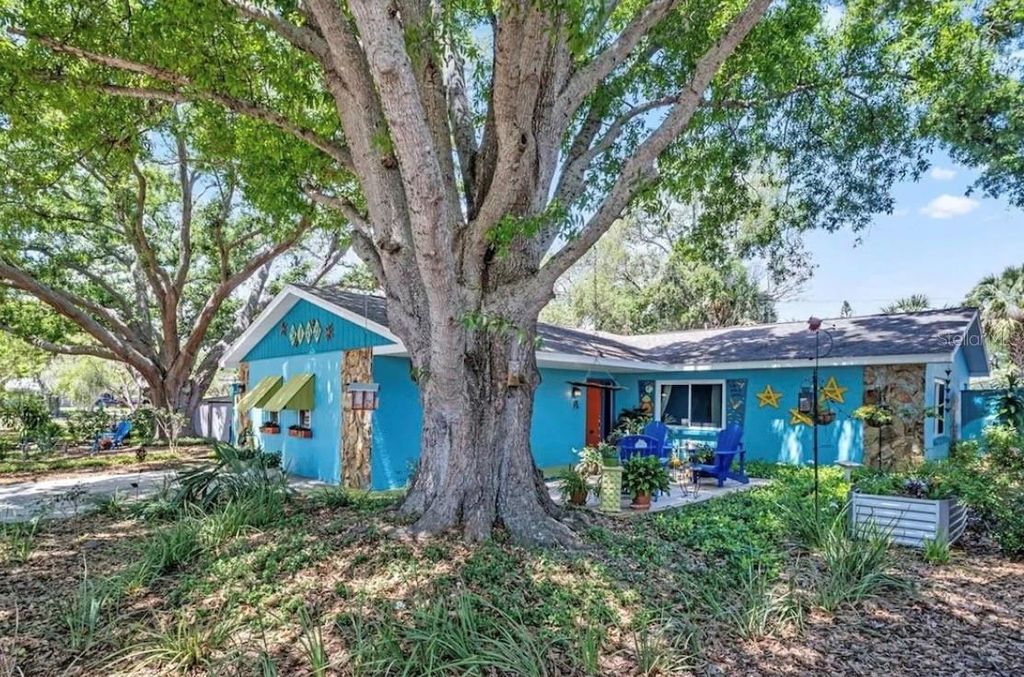 Photo of 2159 Barcelona Way S, St Petersburg, FL 33712 (MLS # TB8494944)