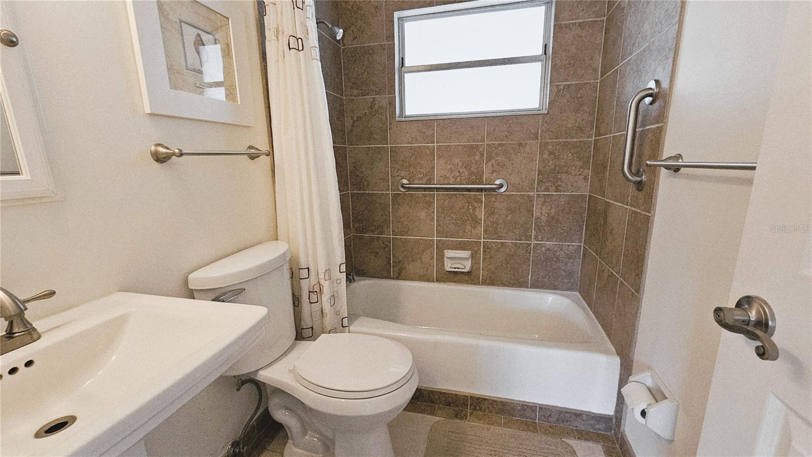 HORTON ESTATES THE - Residential Lease