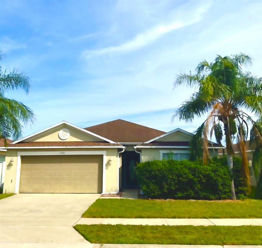 **WELCOME HOME TO THE BEAUTIFUL LANCASTER AT LOCH LEVEN COMMUNITY IN MOUNT DORA WITH POND VIEW!!**
THIS 3 BEDROOM 2 BATH BOASTS LAMINATE FLOORING IN THE BEDROOMS/LIVING AREAS AND CERAMIC TILE IN THE
LARGE KITCHEN AND BATHROOMS!!** AS WELL AS AN OPEN FLOOR PLAN OF OVER 1900 SQ FT** THE MASTER
BATHROOM IS SPACIOUS WITH A FREE STANDING GLASS SHOWER AND SOAKING TUB!** THE KITCHEN OFFERS AN
OVERSIZED WORKING ISLAND THAT WILL ALLOW YOUR GUESTS TO SIT AT THE BAR TOP AND ENJOY YOUR
HOSPITALITY** ENJOY ALFRESCO DINING ON THE OPEN PATIO OVER LOOKING THE SERENE POND** THE BACK YARD IS
FULLY FENCED FOR YOUR PRIVACY** THIS FAMILY FRIENDLY NEIGHBORHOOD FEATURES A PLAYGROUND AND
SIDEWALKS**LOOKING TO EXPLORE ALL THE QUAINT SHOPS, RESTAURANTS AND FESTIVALS THAT MOUNT DORA
OFFERS. LOOK NO FURTHER!! BOOK YOUR SHOWING TODAY!**