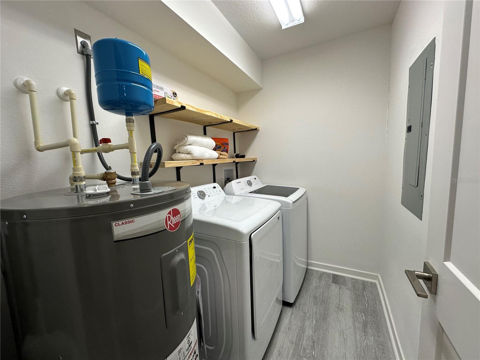 GOLDEN HILLS QUADRAVILLAS - Residential Lease