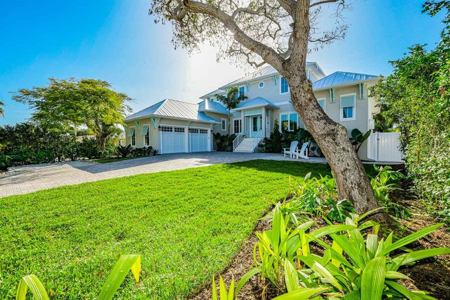 Gulf View Rooftop deck. Lido Key 3 level luxury home with Gulf views from the 20'x20' Roof Top Deck and short stroll to the Lido Beach.
This 5 bedroom all en suite home has an elevator servicing all floors.
The family can enjoy the large recreational room on the third floor.
Get comfortable on the reclining sofa and captain's chairs while enjoying Movie night and your personal pop corn machine.
The recreational room also features large flat screen TV with Surround Sound and multi game arcade console.
You're also about a 2 minute bike ride or 8 minute walk to the luxury shopping and dining experience of St. Armand's Circle. One of the best features of this home is the benefit of being able to walk or bike to everything! You'll love the multiple patios and the amazing Roof Top Deck to take in your morning coffee or evening cocktail and enjoy the beautiful Florida weather and salty smell of the sea. You'll certainly fall in love with the private heated pool area complete with a sun shelf, rock slide and an elevated luxury spa that overflows into the pool. This beautiful home belongs in a magazine and will surely make you and your family and friends…and investment pockets happy for years to come! Turnkey Furnished.